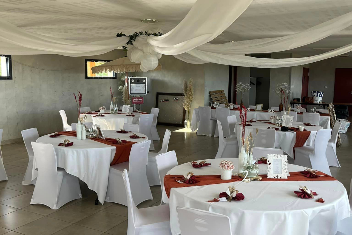 salle de réception du domaine avec tables préparées pour un événement festif